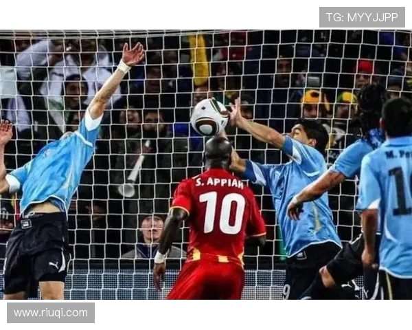 比塞克禁区手球引争议VAR介入后裁判果断判罚点球成比赛最大焦点